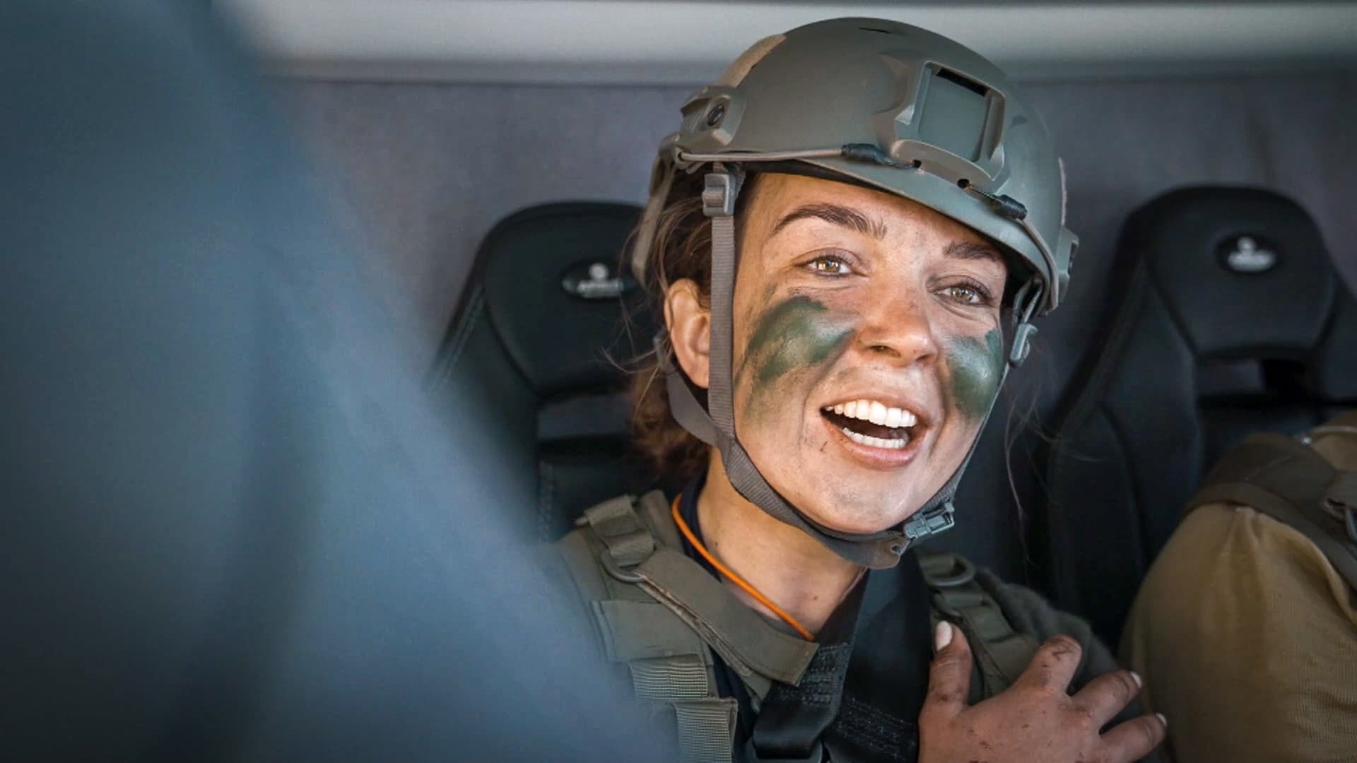 Anouk in de helicopter tijdens Kamp van Koningsbrugge